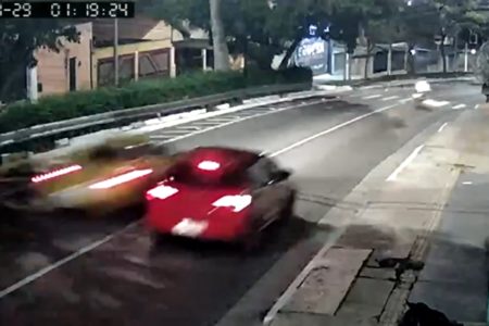 Imagem colorida de porsche amarela em alta velocidade. Metrópoles