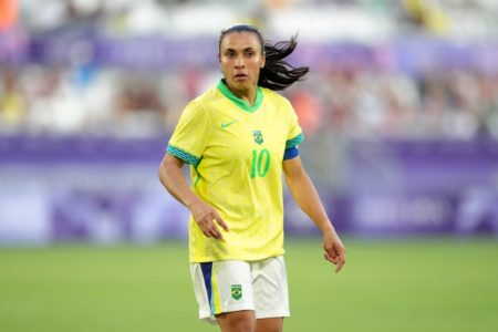 Marta nº 10 da Seleção Brasileira observa durante a partida do grupo C feminino entre Nigéria e Brasil durante os Jogos Olímpicos de Paris 2024 no Nouveau Stade de Bordeaux em 25 de julho de 2024 em Bordeaux, França