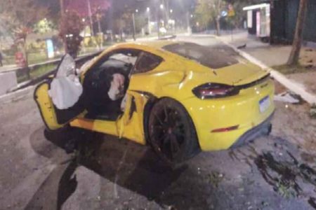 Porsche amarela batida