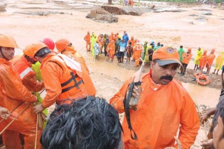Autoridades trabalham no deslizamento na índia - Metrópoles