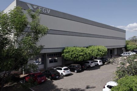 Foto colorida da fachada da Fundação Getúlio Vargas em Brasília