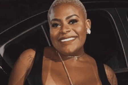 Jojo Todynho posa sorridente e de look preto - Metrópoles