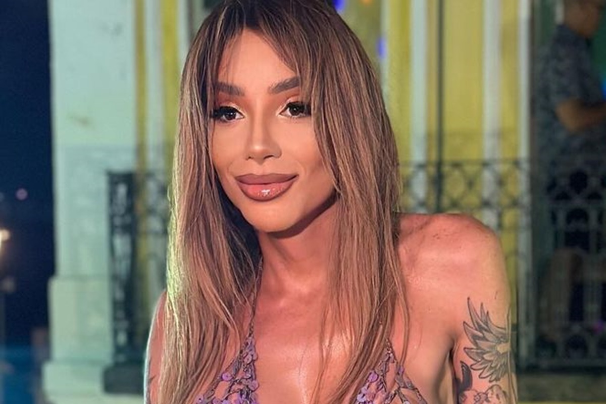 Maya Massafera posa, sorridente e de cabelos soltos, na sacada do hotel - Metrópoles