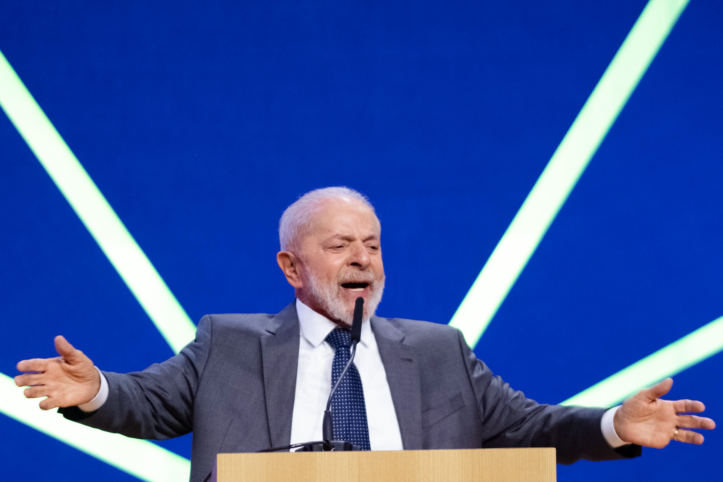 Imagem do presidente Lula com fundo azul - Metrópoles