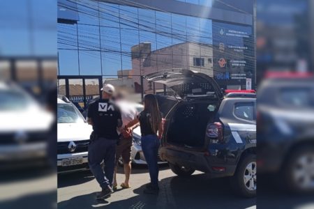 Imagem colorida de homem sendo preso no Goiás
