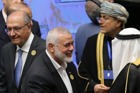 O chefe do gabinete político do Hamas, Ismail Haniyeh aparece ao lado do brasileiro Geraldo Alckmin, horas antes de ser morto