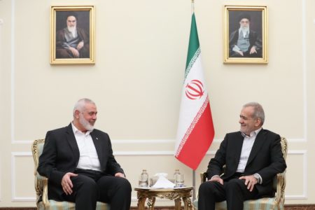 Masoud Pezeshkian, presidente eleito do Irã, encontra-se com Ismail Haniyeh