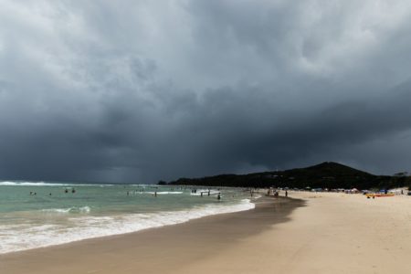 Praia com nuvens