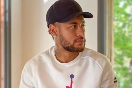 Advogada de Neymar posa, sério, de boné e moletom branco, olhando para o lado- Metrópoles