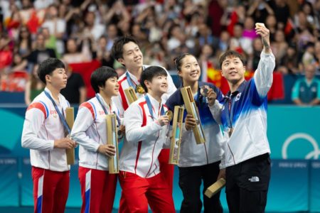 Atletas posam para uma selfie durante a cerimônia de medalhas após o tênis de mesa - Metrópoles