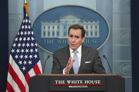 Imagem colorida mostra o porta-voz da Casa Branca, John Kirby - Metrópoles