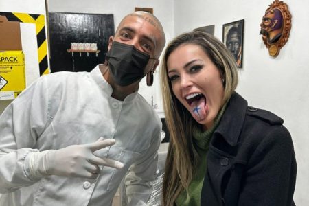 Imagem colorida de Andressa Urach com profissional que bifurcou sua língua. Metrópoles