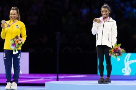Imagem coloridad e de Simone Biles e Rebeca andrade - Metrópoles
