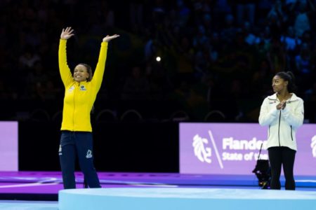 Rebeca Andrade ficou com a prata e Simone Biles com o ouro no mundial de ginástica artística da Antuérpia