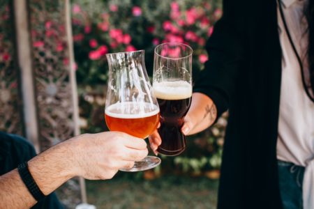 Foto colorida de uma cerveja - Metrópoles