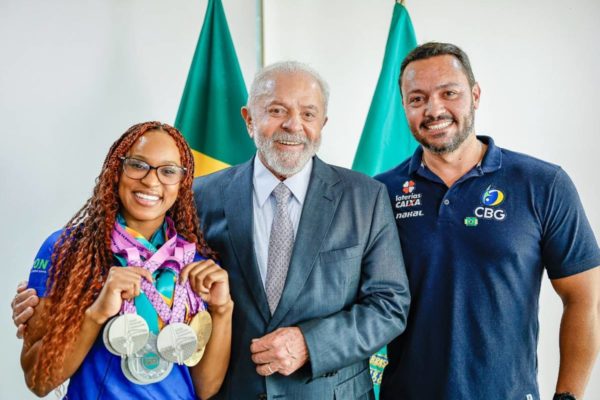 A ginasta Rebeca Andrade, presidente Lula e o técnico de Rebeca, Francisco Porath Neto - Metrópoles