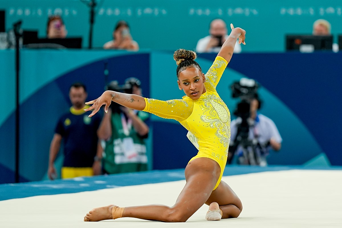 Na imagem com cor, a ginasta brasileira Rebeca Andrade - Metrópoles