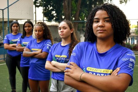 Atletas posam lado a lad com braços cruzados - Metrópoles