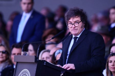Imagem colorida de Javier Milei - Metrópoles