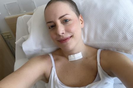 Fabiana Justus posa ainda na cama do hospital - Metrópoles