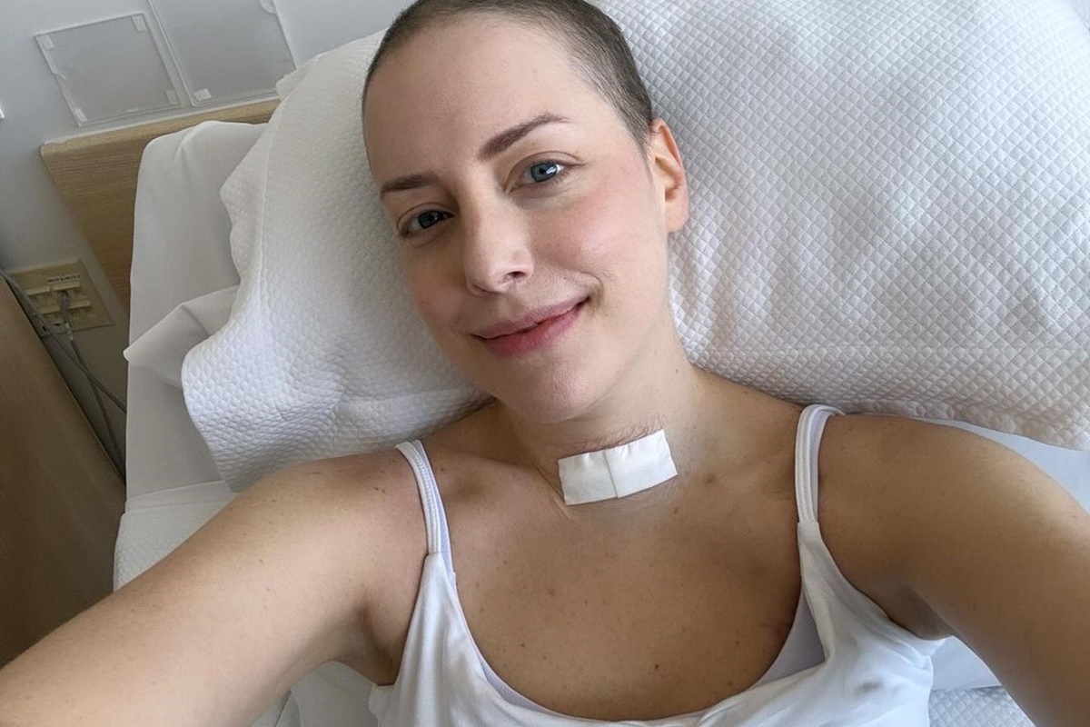 Fabiana Justus posa ainda na cama do hospital - Metrópoles