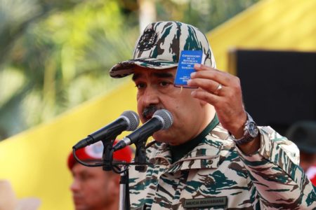 Imagem colorida mostra Nicolás Maduro segurando a Constituição da Venezuela União Europeia não reconhece vitória - Metrópoles