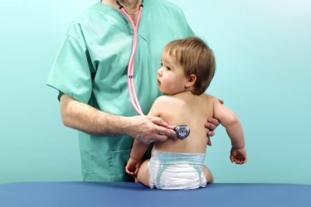 Foto mostra médico fazendo exame em bebe, auscultando coração pulmão tosse coqueluche - Metrópoles