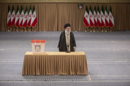 Imagem colorida mostra o líder supremo do Irã, aiatolá Ali Khamenei - Metrópoles