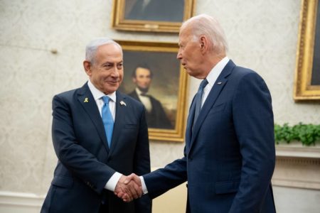 Imagem colorida mostra Benjamin Netanyahu e Joe Biden apertando as mãos - Metrópoles