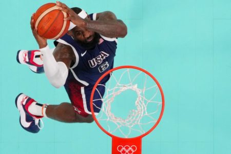 Lebron James #6 nos EUA em jogo contra Porto Rico nas Olimpíadas de Paris