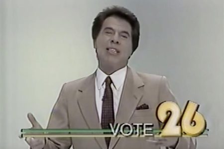 Imagem colorida de Silvio Santos na campanha presidencial - Metrópoles