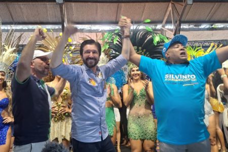 Imagem colorida mostra o prefeito de São Paulo Ricardo Nunes com apoiadores do União, do presidente da Câmara Milton Leite - Metrópoles