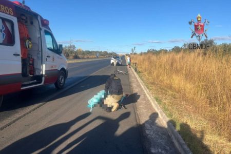 Foto de corpo na estrada com bicicleta e carro de bombeiro
