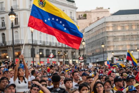 Foto colorida de manifestação na Venezuela - Metrópoles