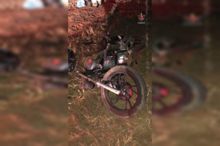 Foto colorida de moto caída ao chão