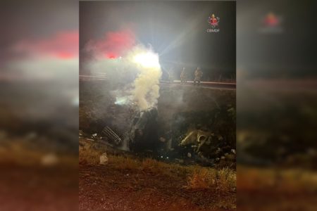 Carro incendiado - Metrópoles