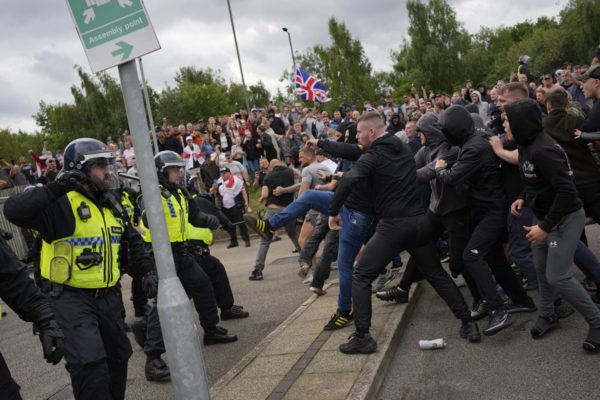 Protesto anti-imigrante em Southport, no Reino Unido, coloca manifestantes da extrema direita contra policiais