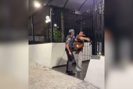 Imagem colorida mostra PM imobilizando mulher que o agrediu em perdizes - Metrópoles