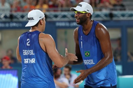 Imagem colorida de Evandro Gonçalves e Arthur Lanci do Brasil volei de praia - Metrópoles
