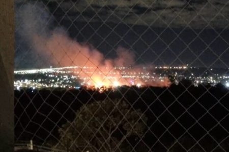 Foto colorida de incêndio em vegetação no Noroeste - Metrópoles