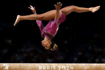 Rebeca Andrade da Seleção Brasil se aquece antes de competir na final da trave de equilíbrio feminina de ginástica artística no décimo dia dos Jogos Olímpicos Paris 2024 na Bercy Arena em 05 de agosto de 2024 em Paris, França