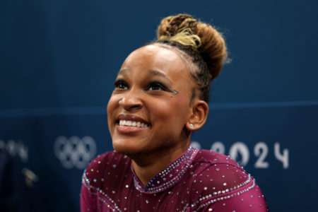 Rebeca Andrade da Seleção Brasil sorri após competir na final da trave de equilíbrio feminina de ginástica artística no décimo dia dos Jogos Olímpicos Paris 2024 na Bercy Arena em 05 de agosto de 2024 em Paris, França