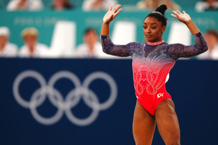 Simone Biles da equipe dos Estados Unidos compete na final do exercício de solo feminino de ginástica artística no décimo dia dos Jogos Olímpicos Paris 2024 na Bercy Arena em 05 de agosto de 2024 em Paris, França