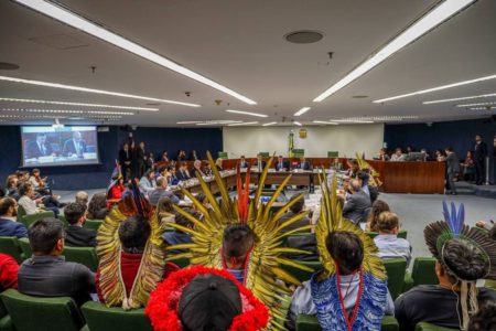 imagem colorida de indígenas no STF para debater o Marco Temporal