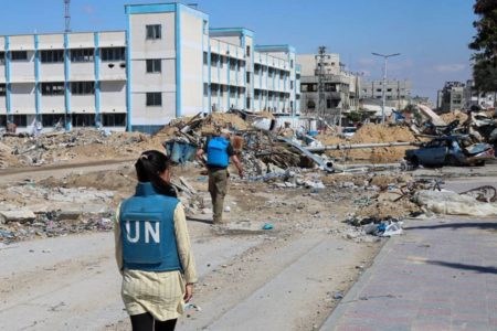 Imagem colorida de escola destruída em Khan Younis ONU