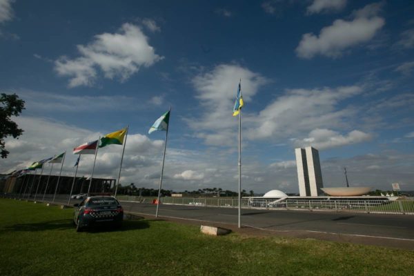 Foto colorida de cercas de contenção ao redor no Congresso - Metrópoles