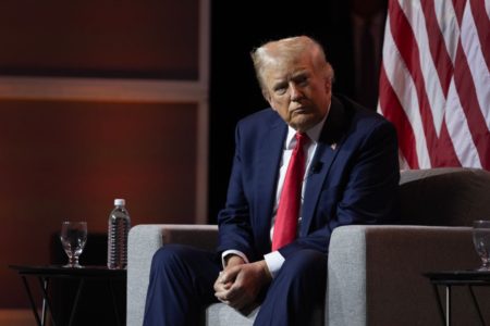 Imagem colorida de Donald Trump - Metrópoles