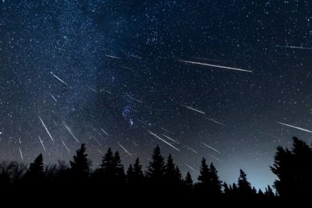 Imagem colorida de chuva de meteoros