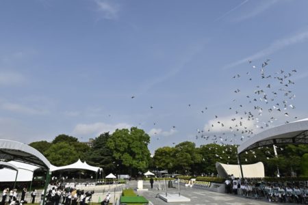 Pombas são soltas como sinal de paz durante a Cerimônia do Memorial da Paz de Hiroshima no Parque Memorial da Paz de Hiroshima - Metrópoles