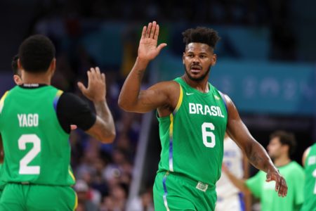Imagem colorida dos jogadores de Basquete do Brasil - Metrópoles